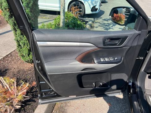 Used 2019 Toyota Highlander LE AWD/4WD image 11