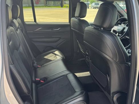 Used 2025 Jeep Grand Cherokee Altitude AWD/4WD image 16