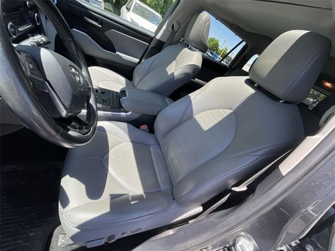 Used 2021 Toyota Highlander XLE AWD/4WD image 14