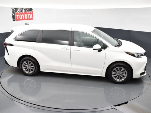Used 2024 Toyota Sienna LE image 22