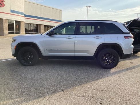 Used 2025 Jeep Grand Cherokee Altitude image 4