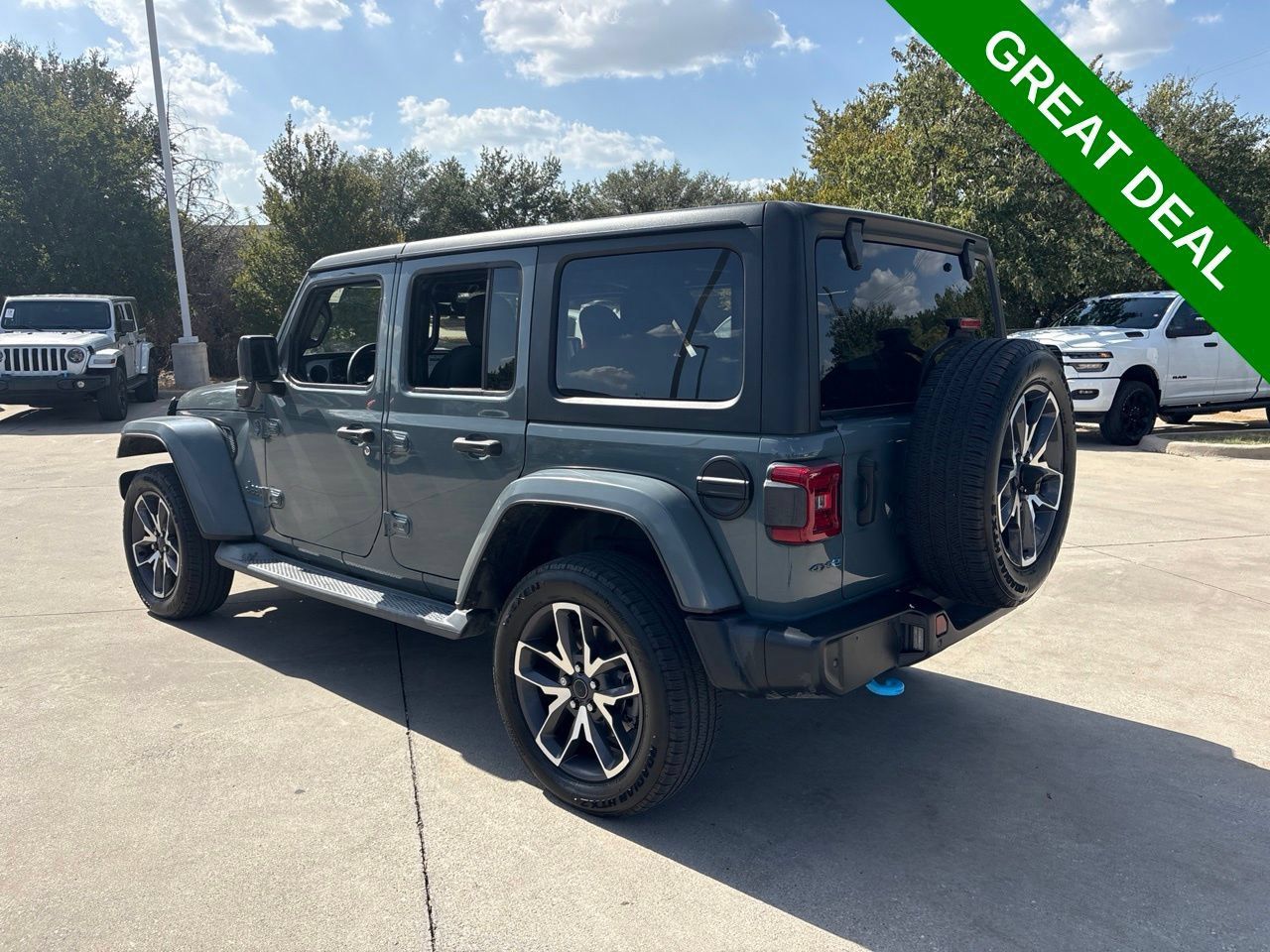 Used 2024 Jeep Wrangler Unlimited w/ Convenience Group AWD/4WD image 7
