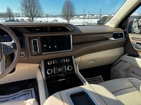 Used 2022 GMC Yukon XL Denali w/ Advanced Technology Package AWD/4WD image 15