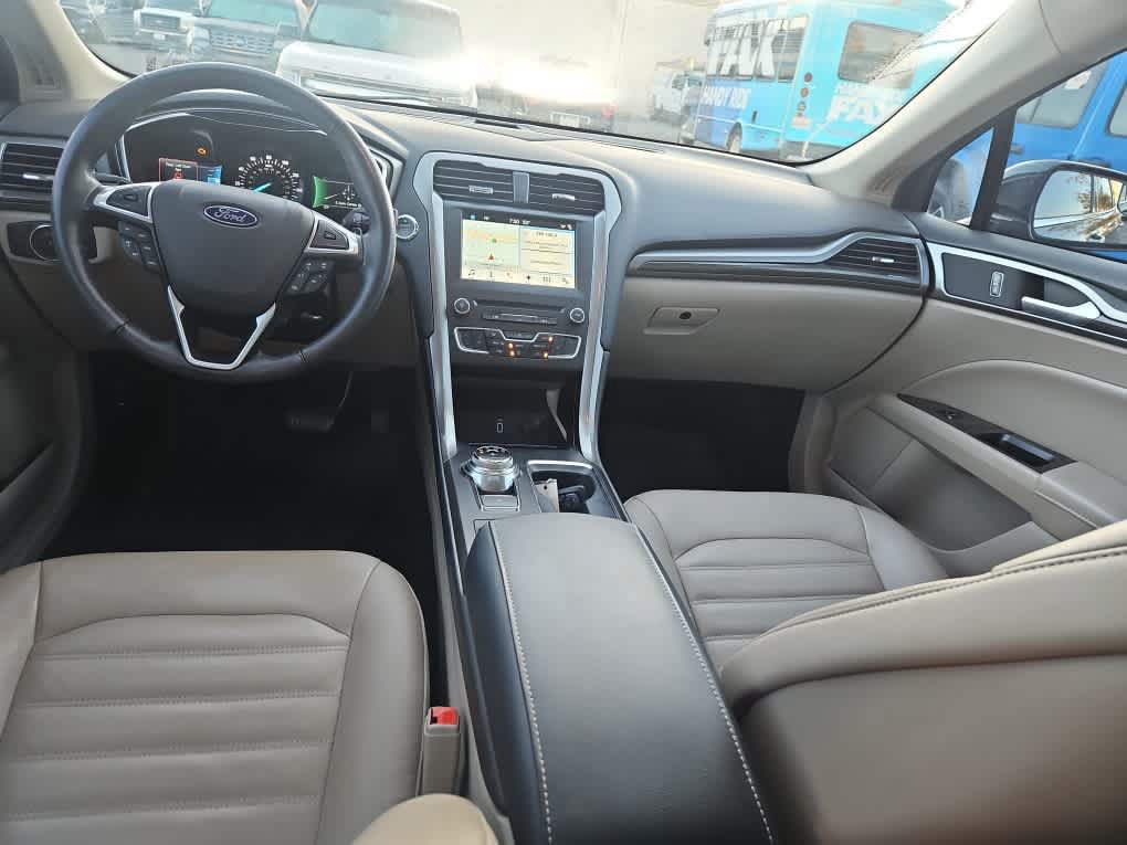 Used 2017 Ford Fusion SE w/ Fusion SE Technology Package FWD image 8