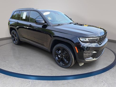 Used 2023 Jeep Grand Cherokee Altitude AWD/4WD image 3
