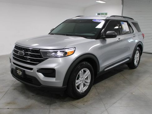 Used 2021 Ford Explorer XLT RWD image 4