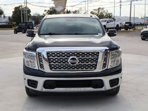 Used 2018 Nissan Titan SV w/ SV Convenience Package image 3