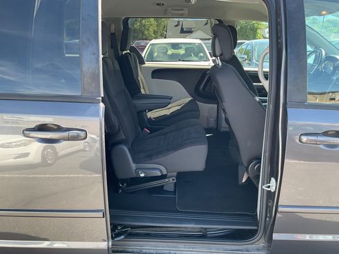 Used 2017 Dodge Grand Caravan SE w/ UConnect Hands-Free Group FWD image 14
