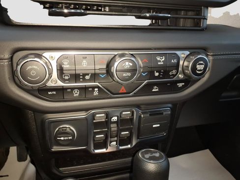 Used 2025 Jeep Wrangler Sahara image 19