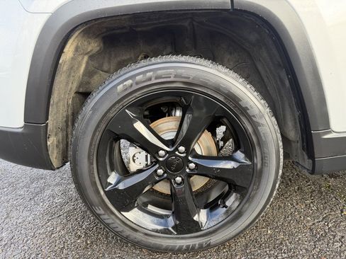 Used 2023 Jeep Grand Cherokee Altitude image 9