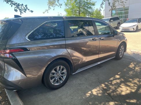 Used 2022 Toyota Sienna XLE image 4