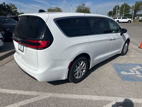 New 2026 Chrysler Pacifica Select image 29