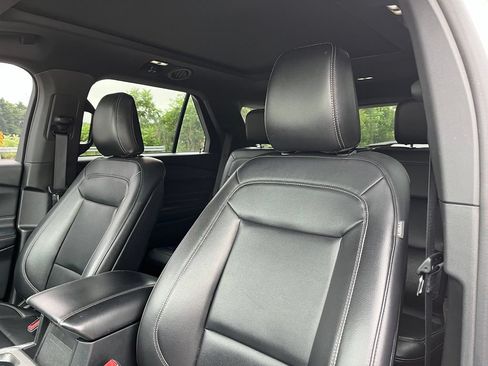 Used 2020 Ford Explorer XLT w/ Equipment Group 202A AWD/4WD image 17