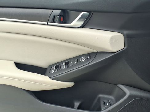 Used 2018 Honda Accord EX image 30