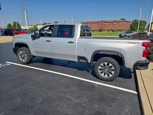 Used 2022 Chevrolet Silverado 2500 Custom w/ Custom Value Package AWD/4WD image 2