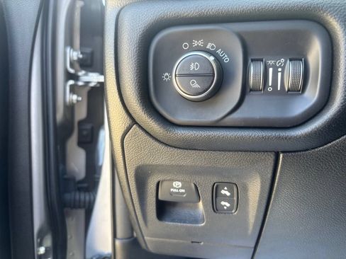 Used 2019 RAM 1500 Laramie AWD/4WD image 11