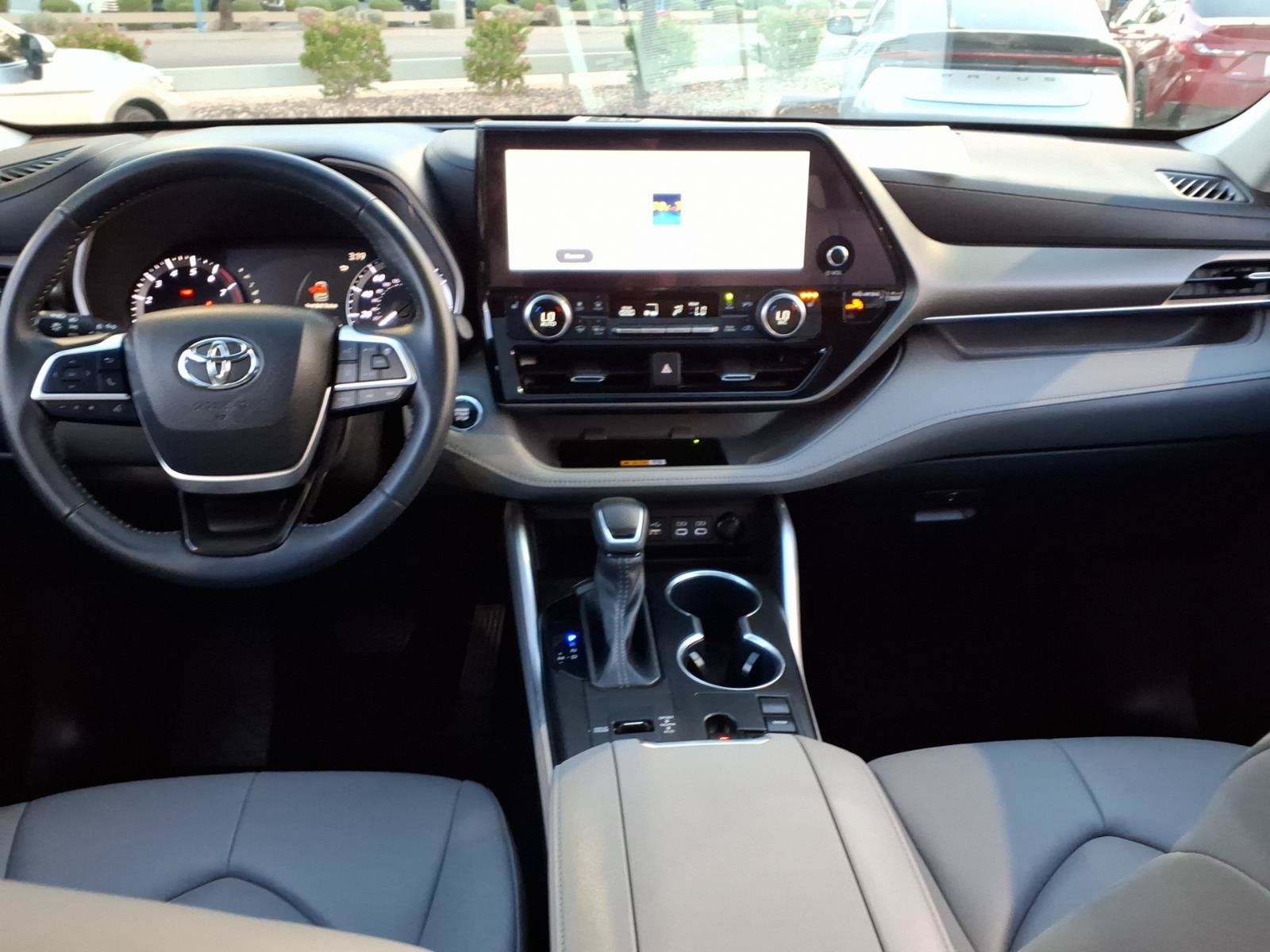 Used 2023 Toyota Highlander XLE FWD image 11