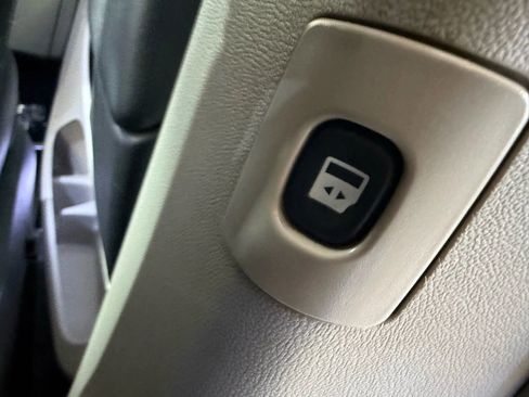 Used 2014 Chrysler Town & Country Touring-L w/ Driver Convenience Group image 26