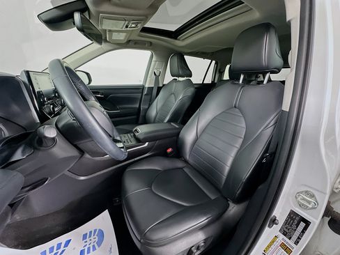 Used 2021 Toyota Highlander XLE AWD/4WD image 19