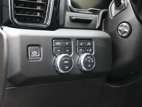 Used 2024 GMC Sierra 1500 AT4 w/ Technology Package AWD/4WD image 23