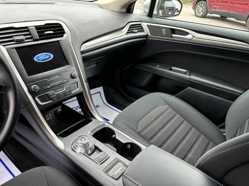 Used 2019 Ford Fusion SE image 12