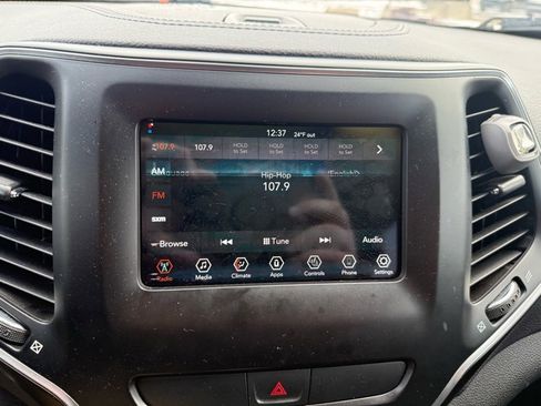 Used 2019 Jeep Cherokee Latitude Plus w/ Cold Weather Group image 11