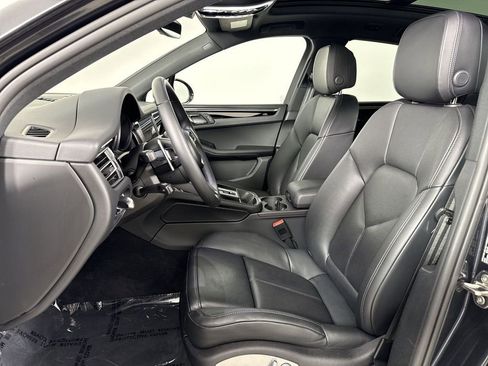 Certified 2025 Porsche Macan AWD/4WD image 5