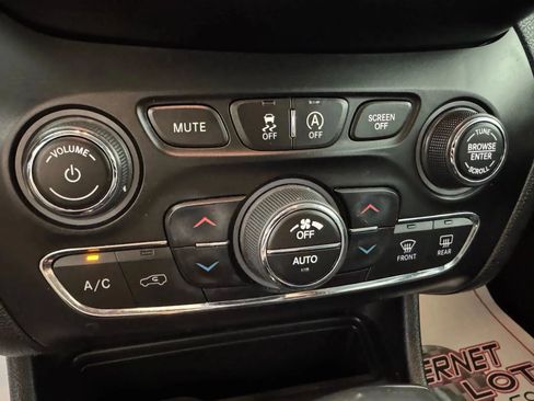Used 2021 Jeep Cherokee Latitude Lux w/ Comfort/Convenience Group FWD image 21