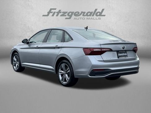 Used 2024 Volkswagen Jetta SE image 8