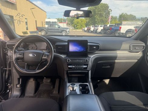 Used 2020 Ford Explorer XLT AWD/4WD image 3