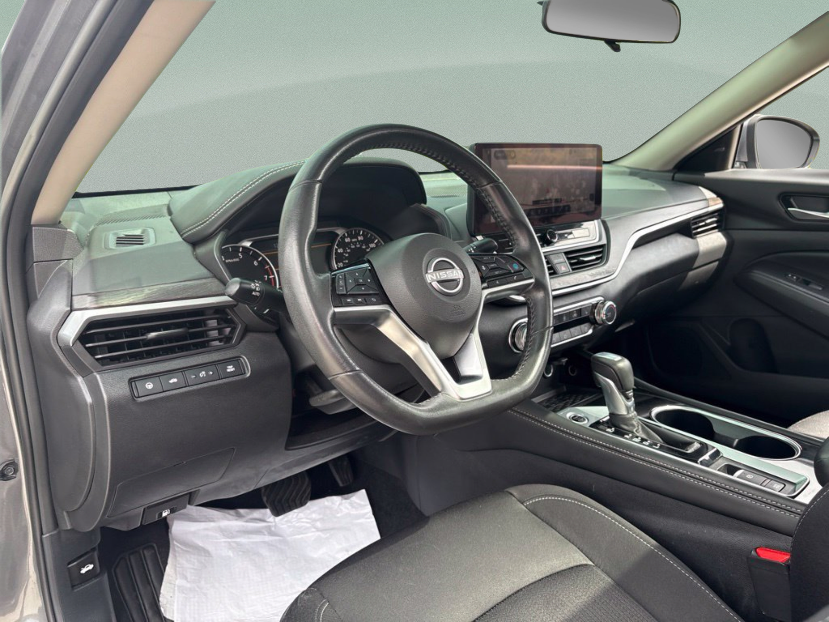 Used 2024 Nissan Altima 2.5 SV w/ SV Premium Package FWD image 17