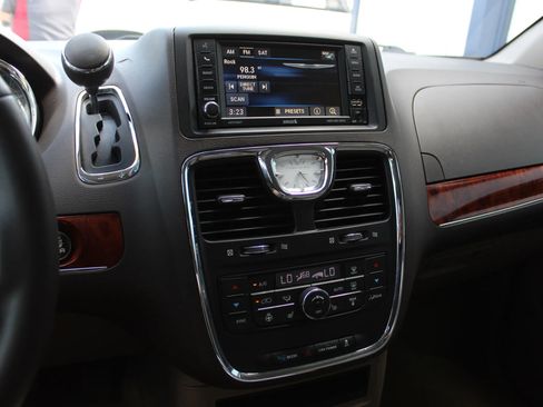 Used 2016 Chrysler Town & Country Touring w/ Driver Convenience Group image 16