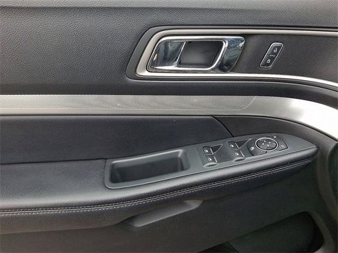 Used 2017 Ford Explorer XLT w/ Equipment Group 202A image 10