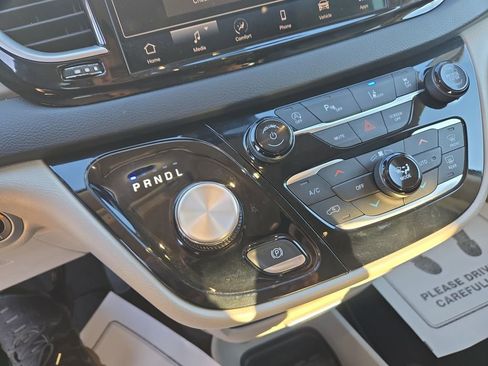 Used 2023 Chrysler Pacifica Touring-L image 27