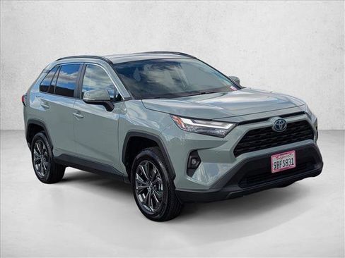 Used 2022 Toyota RAV4 XLE Premium image 3