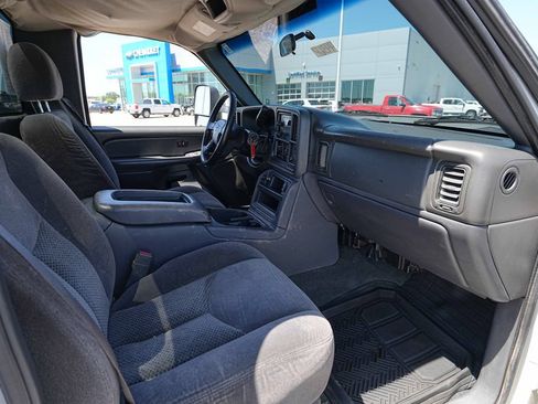 Used 2006 Chevrolet Silverado 2500 W/T w/ Heavy-Duty Power Package AWD/4WD image 19