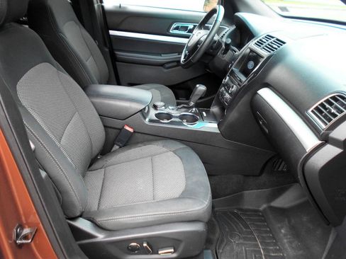 Used 2017 Ford Explorer XLT w/ Equipment Group 201A AWD/4WD image 21