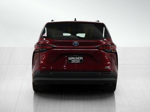 Used 2021 Toyota Sienna XLE image 4