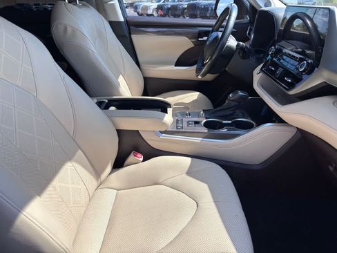 Used 2020 Toyota Highlander Platinum FWD image 9