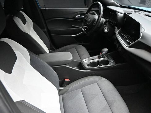 Used 2024 Chevrolet Trax RS w/ Sunroof Package FWD image 10