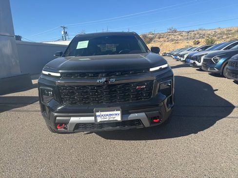 Used 2024 Chevrolet Traverse Z71 image 2