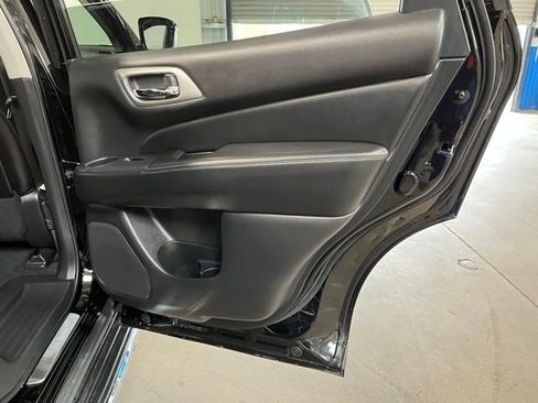 Used 2017 Nissan Pathfinder Platinum w/ Midnight Edition Package FWD image 15