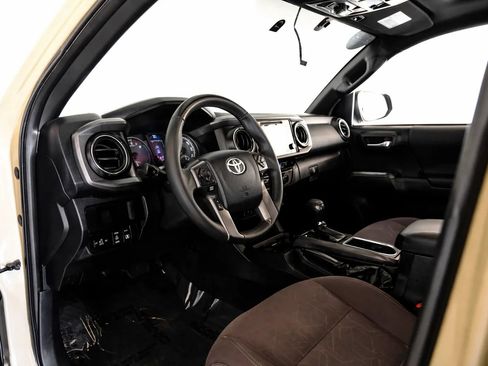 Used 2017 Toyota Tacoma TRD Off-Road AWD/4WD image 2