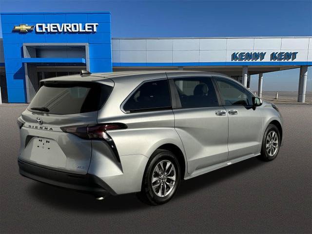 Used 2025 Toyota Sienna XLE FWD image 5