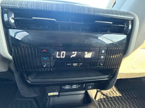 Used 2024 Jeep Wagoneer L Series III w/ Premium Group I AWD/4WD image 13