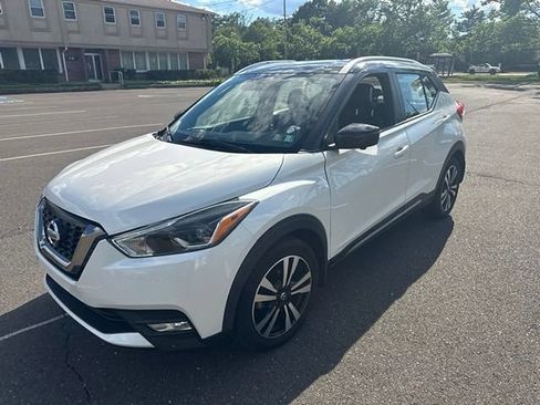 Used 2019 Nissan Kicks SR w/ SR Premium Package FWD image 2