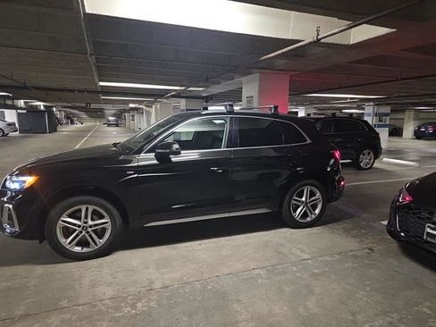 Used 2023 Audi Q5 e Premium w/ Convenience Package image 4