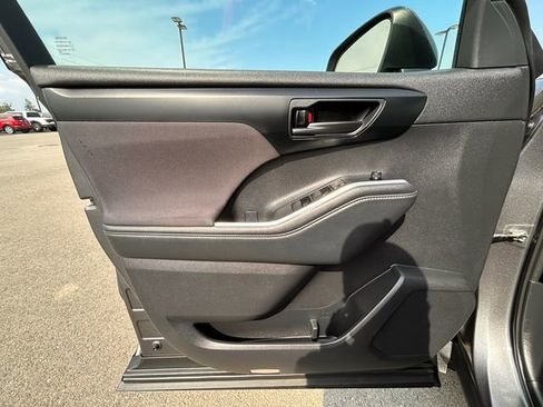 Used 2022 Toyota Highlander LE image 22