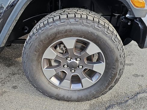 Used 2020 Jeep Wrangler Unlimited Sahara image 8