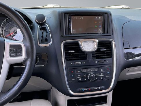 Used 2016 Chrysler Town & Country Touring-L w/ Driver Convenience Group FWD image 6